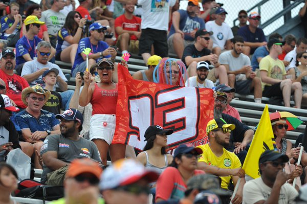Fans en las gradas con bandera del 93