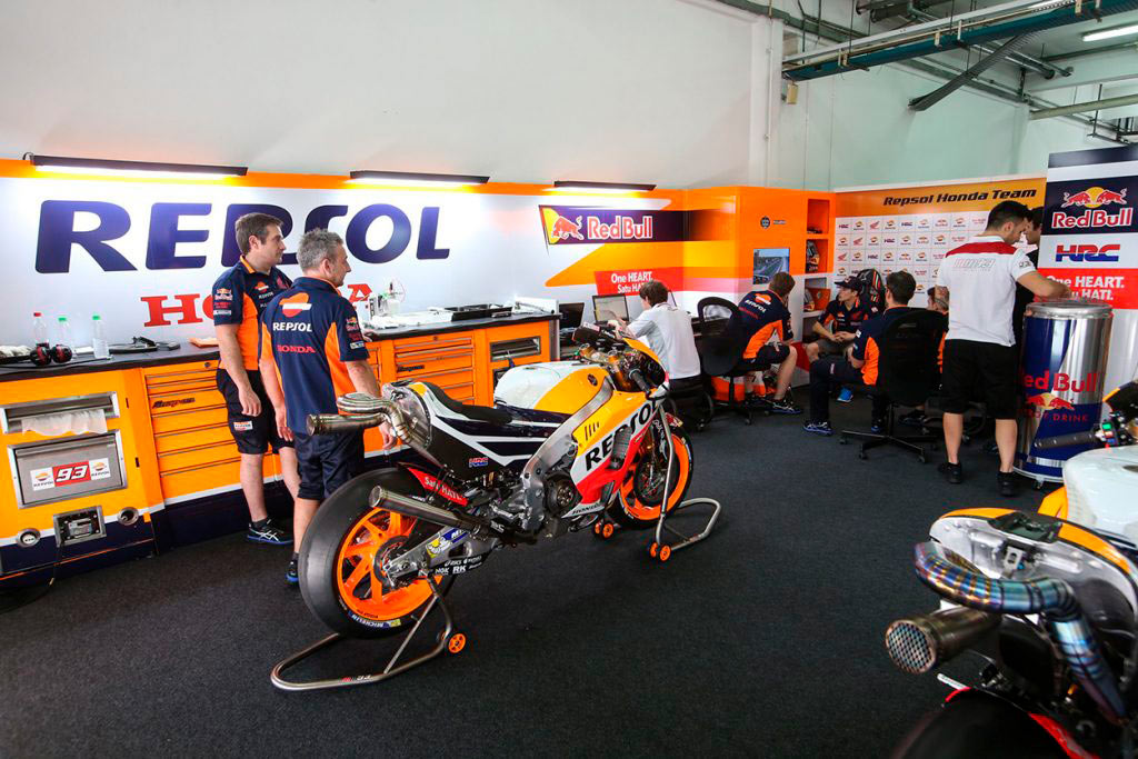 Box Repsol honda, con técnicos y equipo trabajando