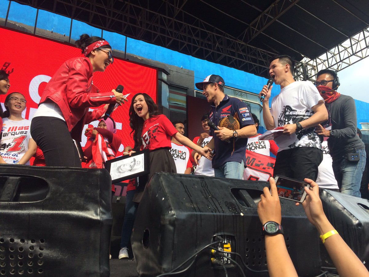 Marc Márquez con fans en escenario