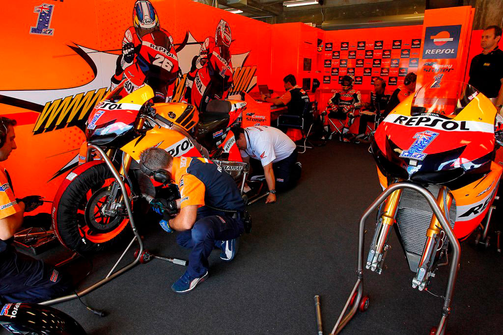Motos Repsol Honda de Casey Stoner en el box