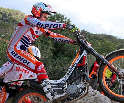 Toni Bou sorteando obstáculo en Trial outdoor