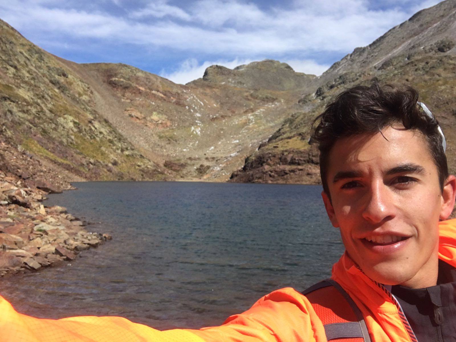 Marc sacandose un selfie en un valle con lago