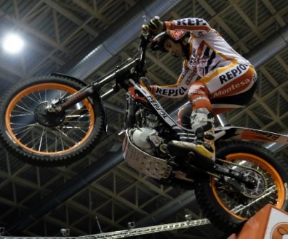 Toni Bou preparado para saltar desde obstáculo en indoor