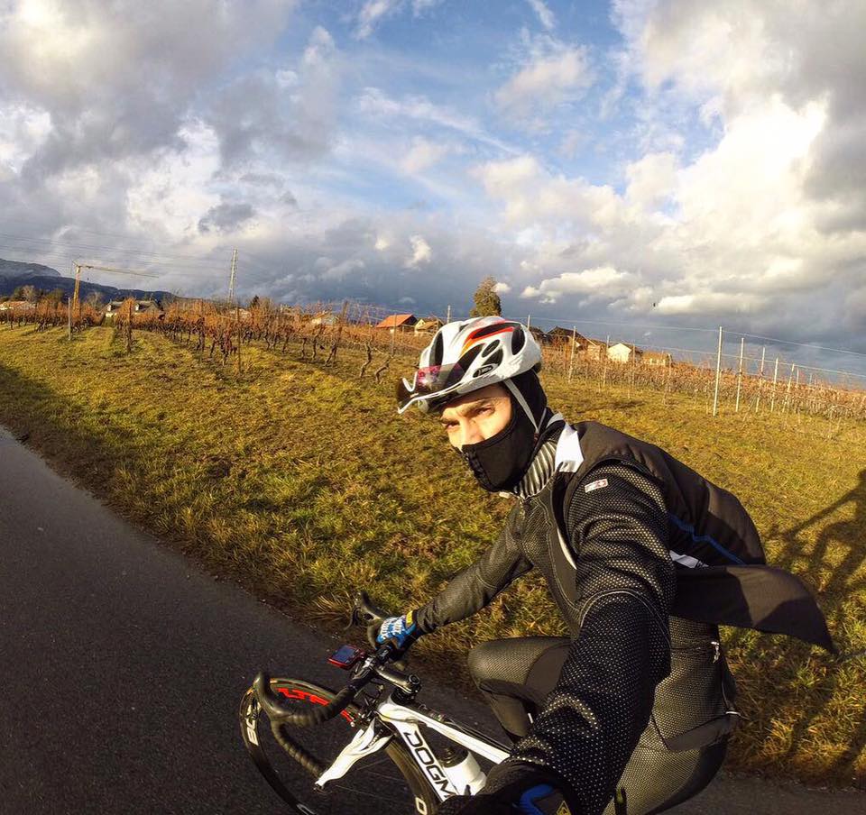 Dani Pedrosa abrigado sacandose selfi en bici