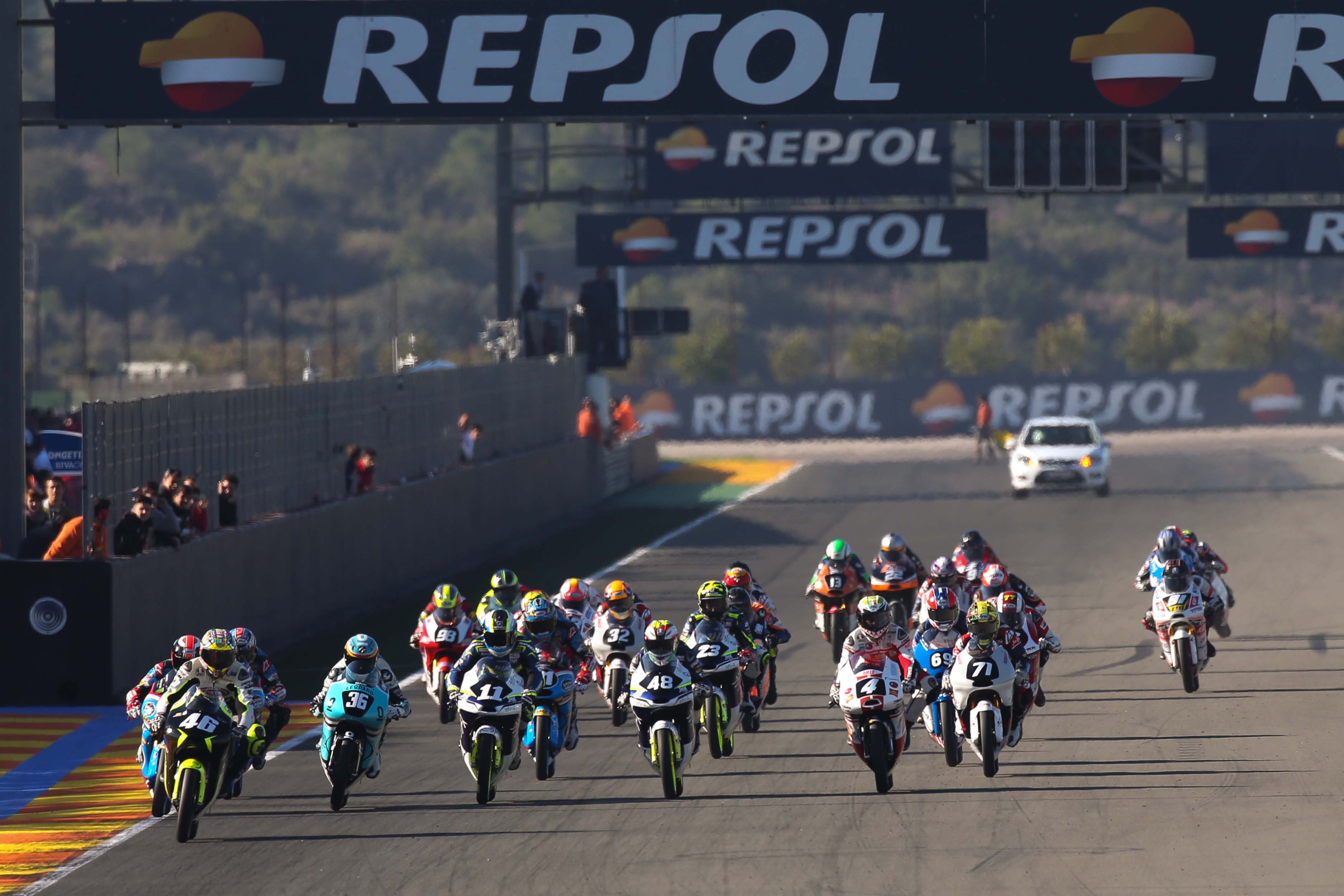 Pelotón de pilotos en prueba del FIM CEV Repsol