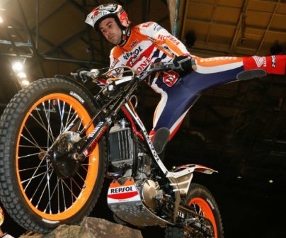 Toni Bou sortenando un obstáculo en el Mundial de X-Trial