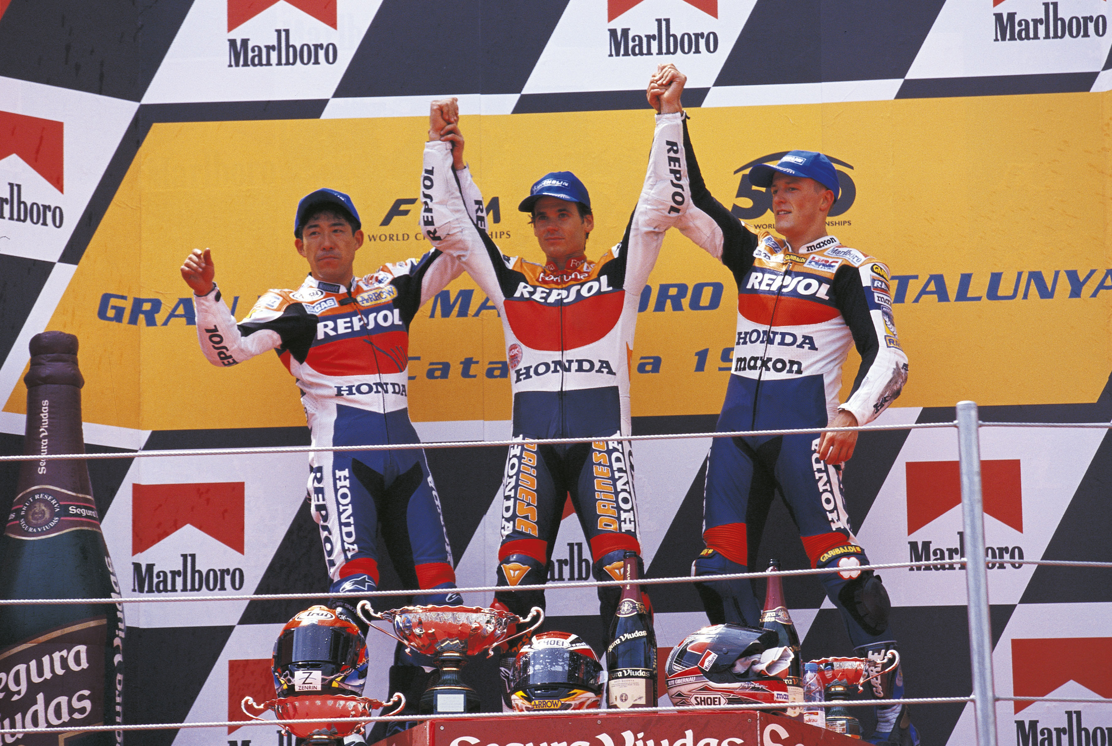 Okada, Crivillé y Gibernau en el podio en el circuito de montmeló
