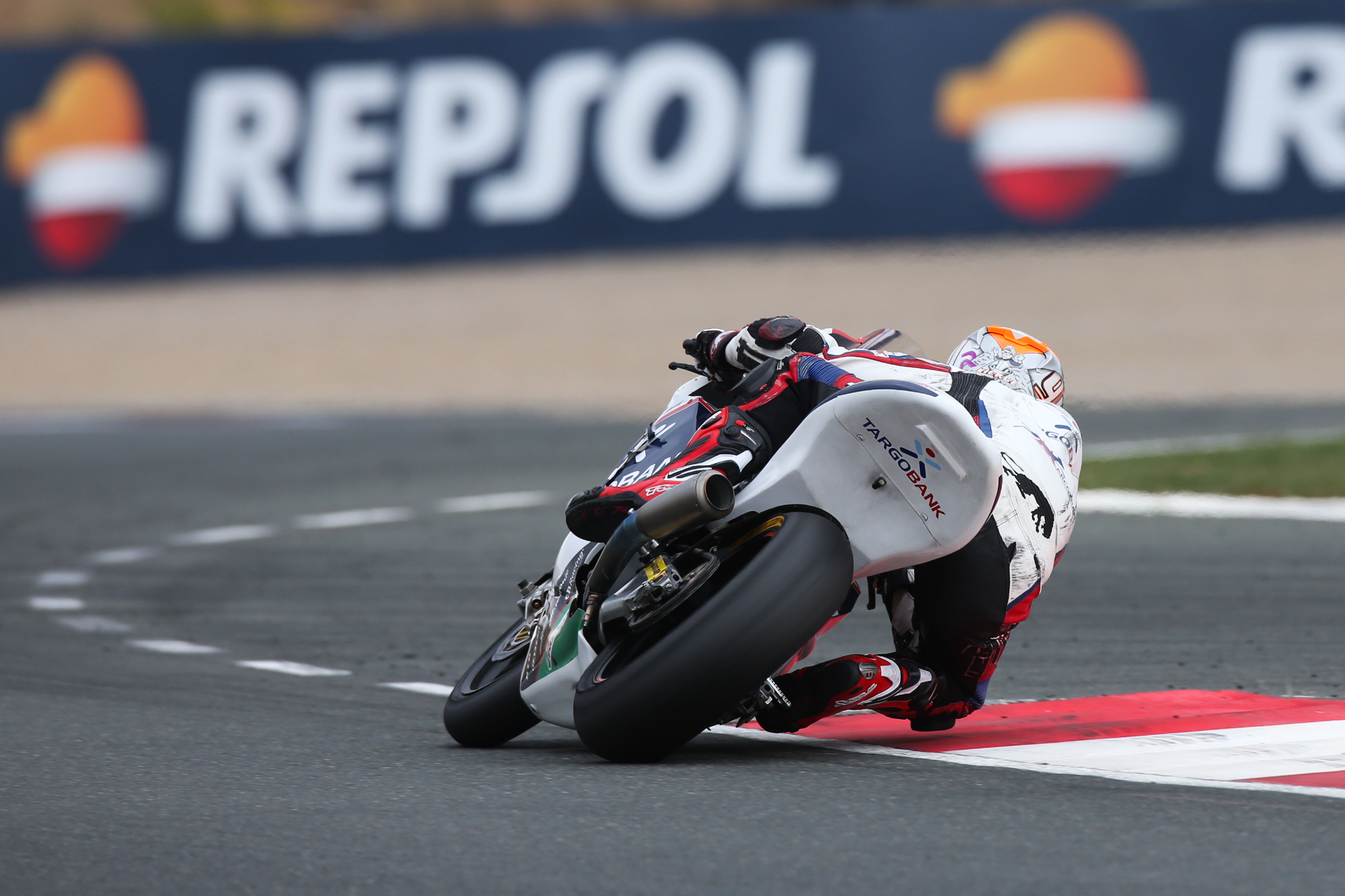 Piloto del FIM CEV Repsol de espaldas rodando en pista