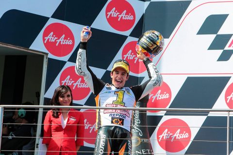 Marc Márquez gana el Mundial de 2012 en el GP de Australia Marc Márquez en el podio con camiseta de campeón