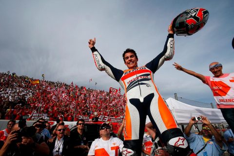 Contrapicado de Marc Márquez celebrando su primer título de MotoGP Contrapicado de Marc Márquez levantando los brazos