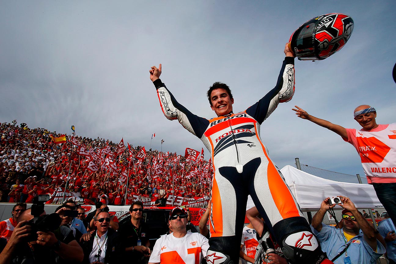 Contrapicado de Marc Márquez celebrando su primer título de MotoGP Contrapicado de Marc Márquez levantando los brazos