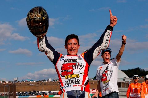 Marc Márquez celebra con su hermano Álex su 5º Mundial Marc Márquez con camiseta "Give me 5"