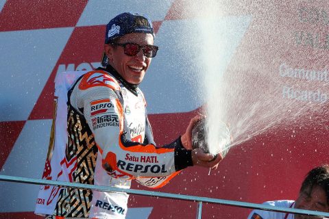 Marc Márquez celebra en el podio de Valencia su 6º Mundial Marc Márquez echando champán desde el podio
