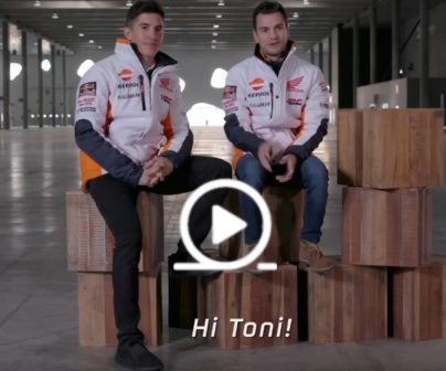 Márquez y Pedrosa sentados sobre cajones de madera