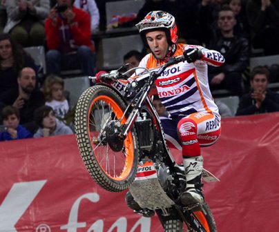 Toni Bou en competición de trial indoor
