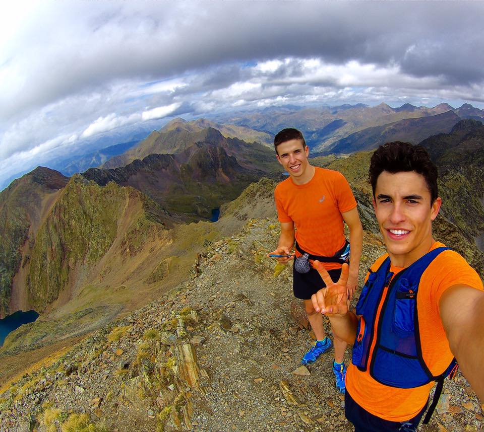 Marc y Álex Márquez en la montaña vestidos de naranja