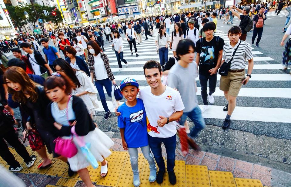 Dani Pedrosa junto a fan japones en japón