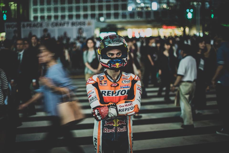 Dani Pedrosa en paso de cebra en japón