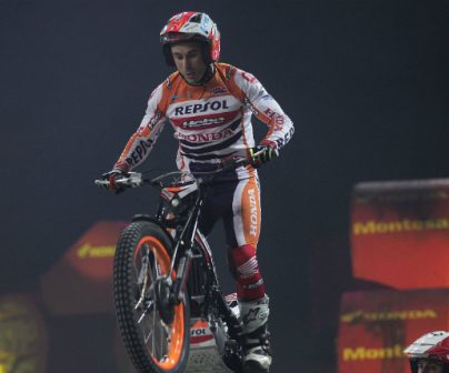 Toni Bou haciendo trial en indoor