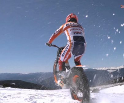 Toni Bou pilotando en la nieve
