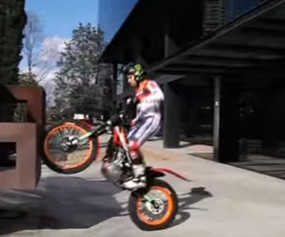 Toni Bou realizando un movimiento con la moto