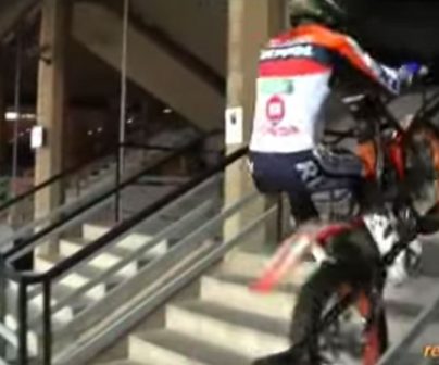 Toni Bou subiendo unas escaleras con la moto