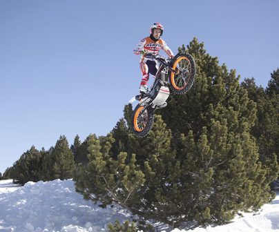Toni Bou saltando sobre la nieve con la moto