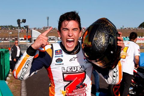Marc Márquez celebra con el casco de campeón Marc Márquez celebra con el casco de campeón