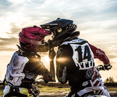 Pareja se besa montada en sus motos.