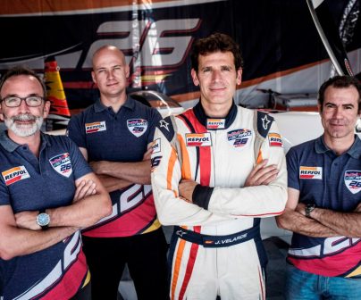Equipo repsol de la RBar posando con brazos cruzados
