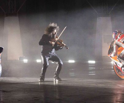 Ara Malikian tocando el violín junto a Marc Márquez y Dani Pedrosa
