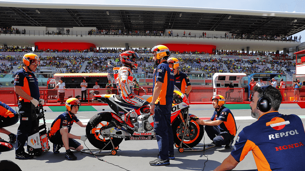 Marc Márquez en el pit lane con sus técnicos