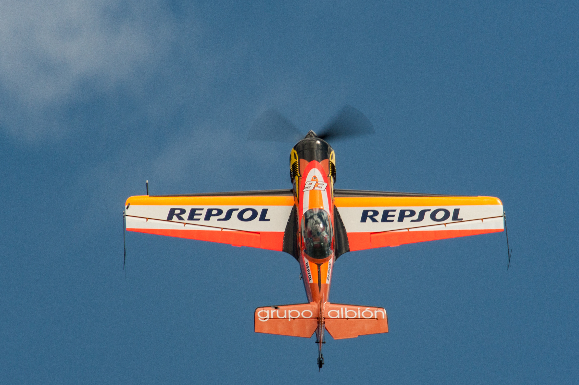 Avión Repsol alzando el vuelo con número 93 junto a la hélice
