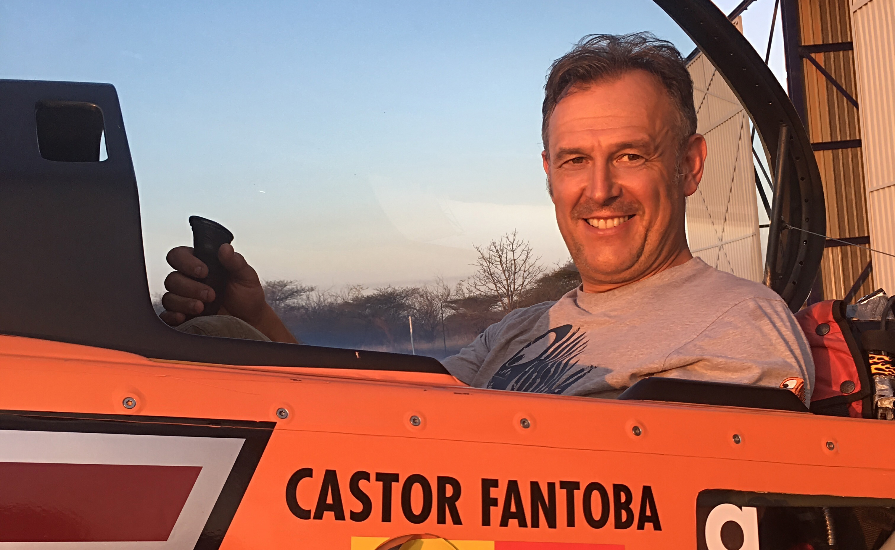 Cástor Fantoba en cabina con el avión parado