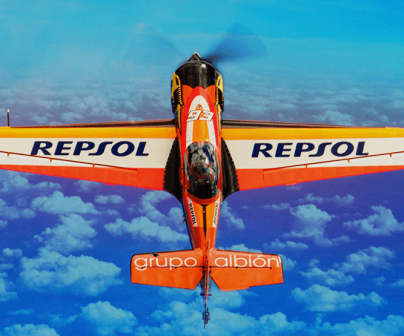 Cástor fantoba pilotando avión del Repsol Bravo3