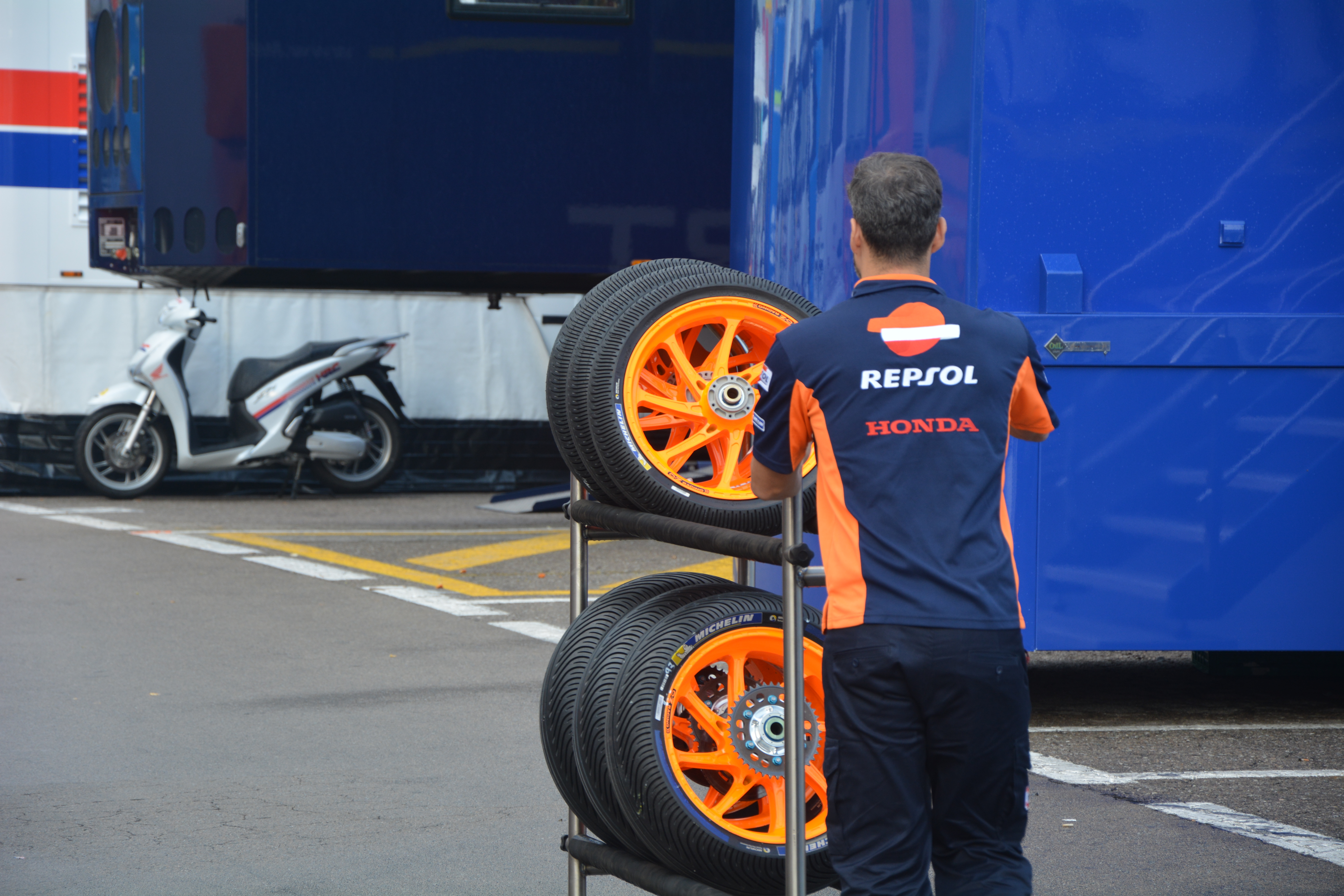 Técnico de Repsol Honda llevando las ruedas en carrito