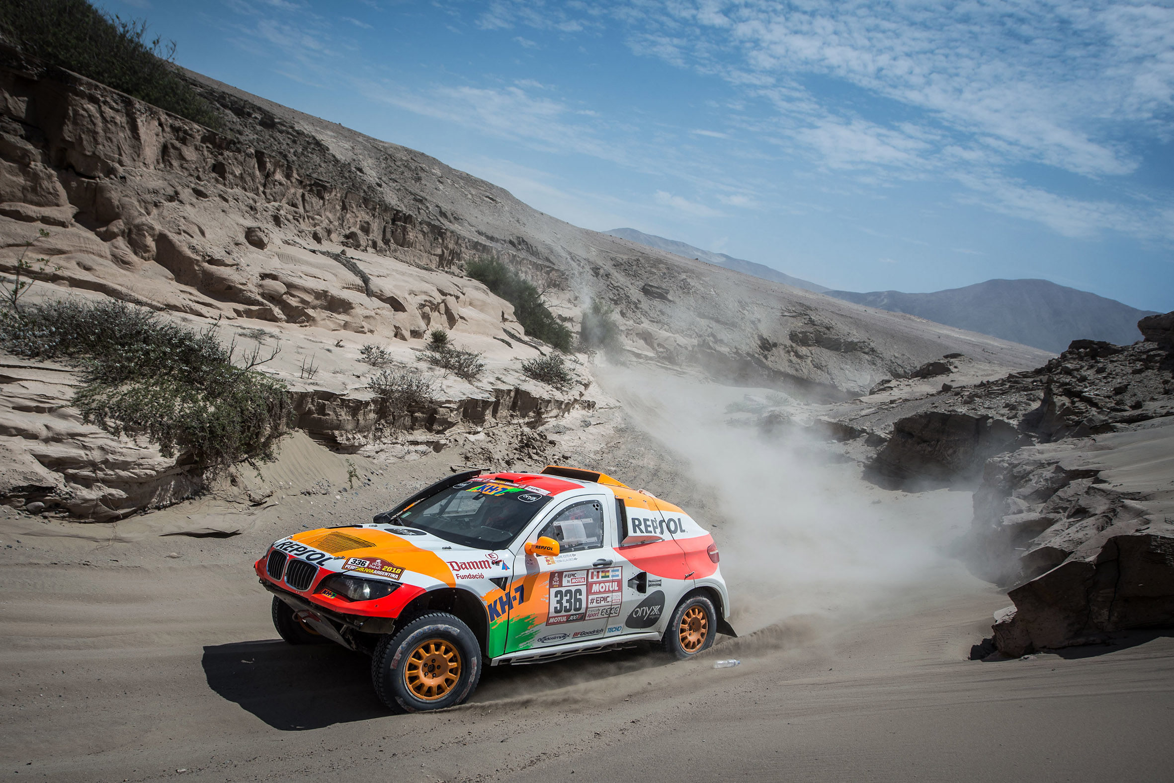 Coche Repsol de Rally Dakar surcando terreno árido