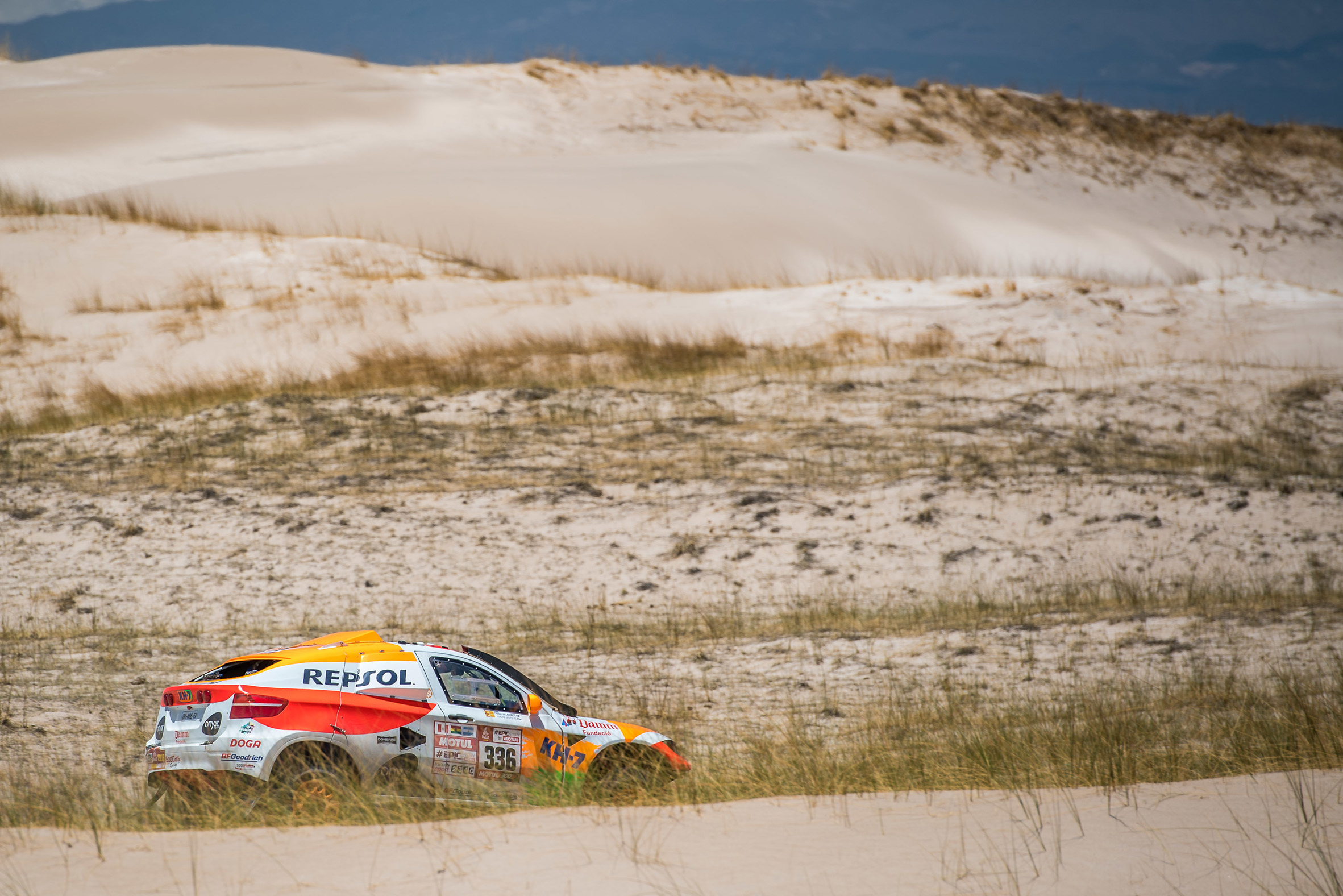 Isidre Esteve rodando sobre arena en el Dakar 2018