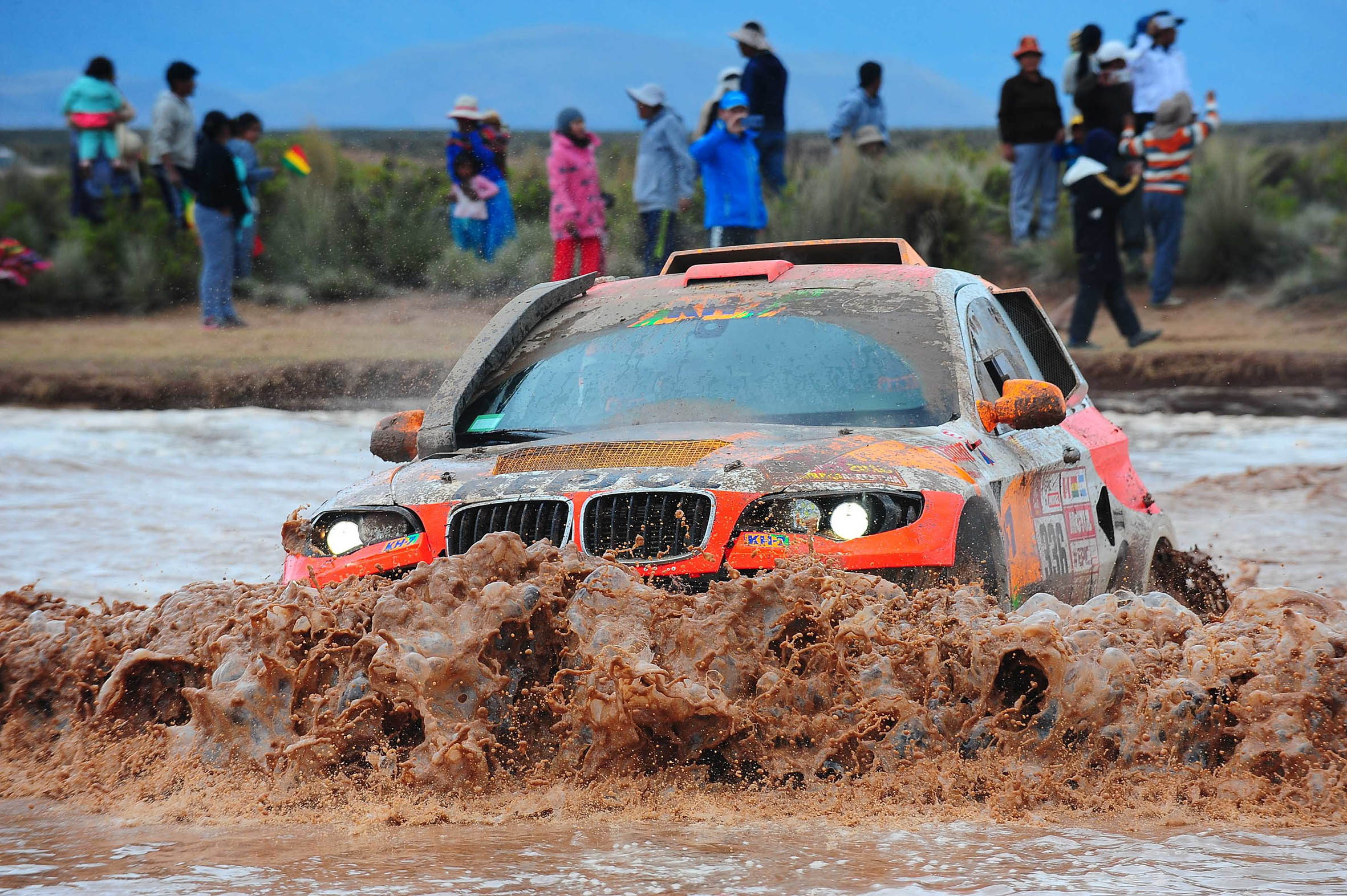 Isidre Esteve pilotando el Sodicar BV6 en zona con agua Dakar 2018