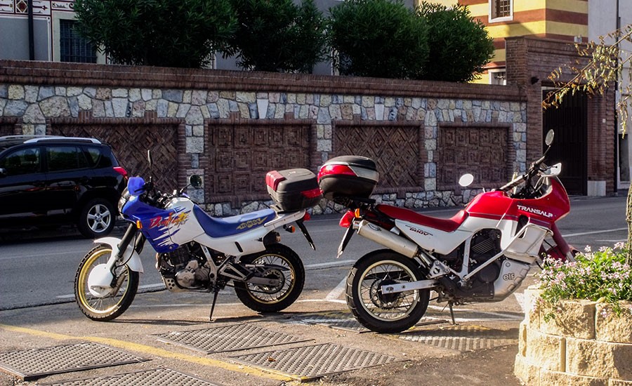 Dos motos Honda aparcadas en la acera según la normativa Dos motos honda aparcadas en la acera back to back
