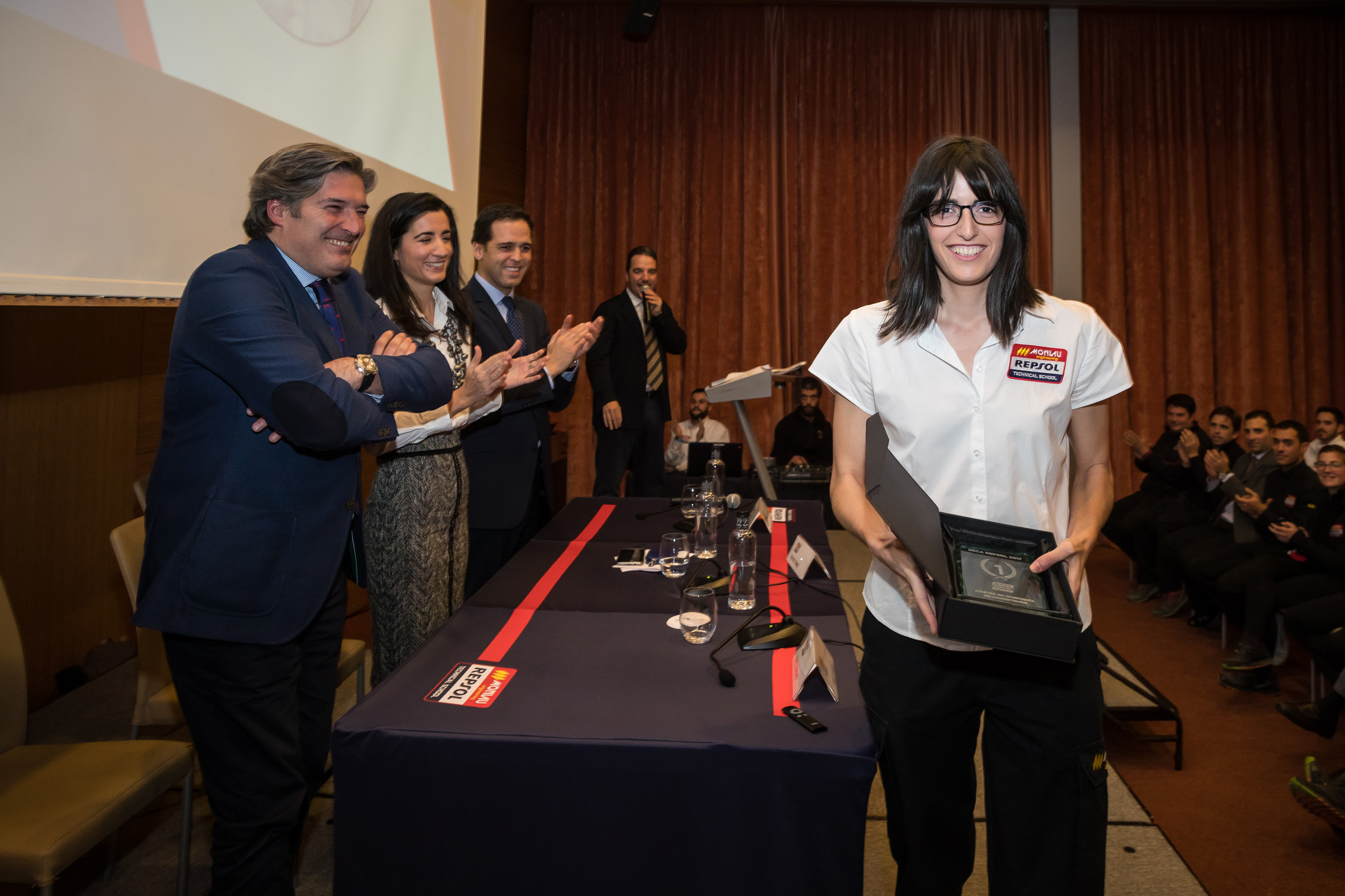 Graduación Monlau, alumna muestra su matrícula de honor