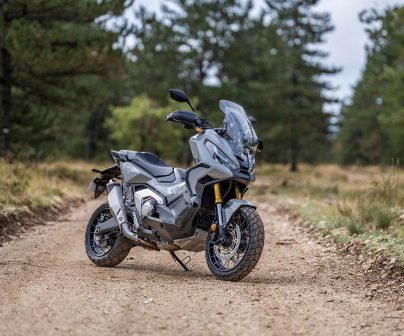 Honda X-ADV 2021 en una pista de tierra