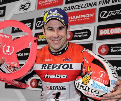 Toni Bou with the trohpy from the Barcelona X-Trial World Championship 2020 round