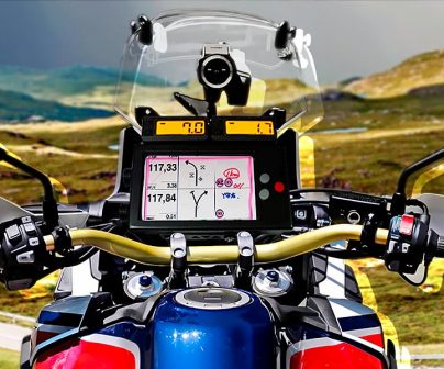 Vista de una Africa Twin en primera persona en una montaña con un Roadbook que muestra indicaciones de ruta