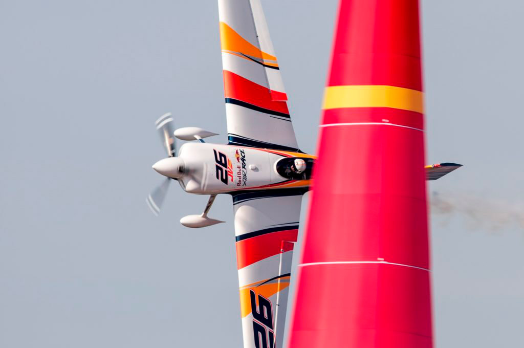 Avión de Juan Velarde sorteando un pilón
