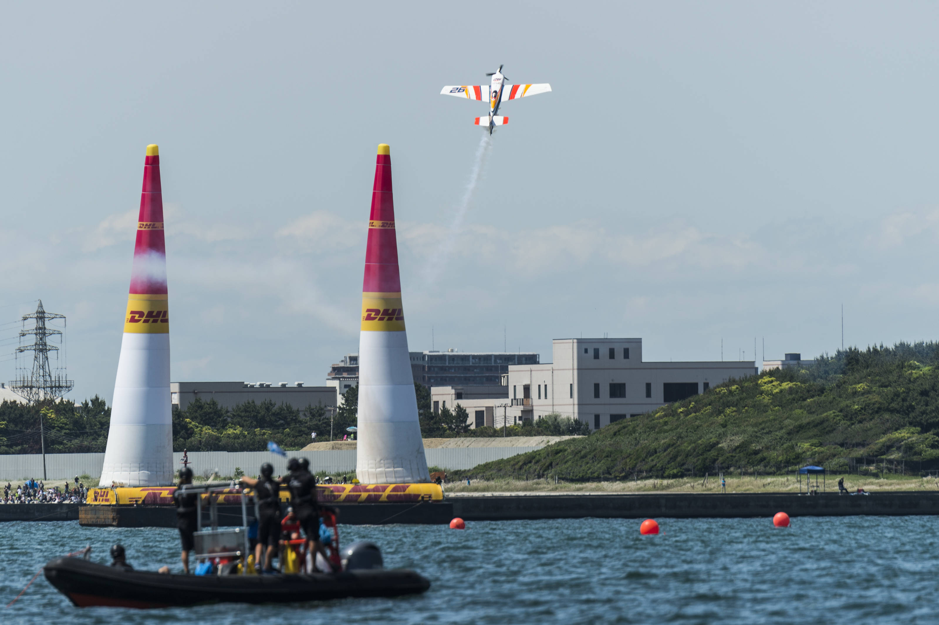 Avión de Juan Velarde pasando entre dos pilones en la Red Bull Air Race