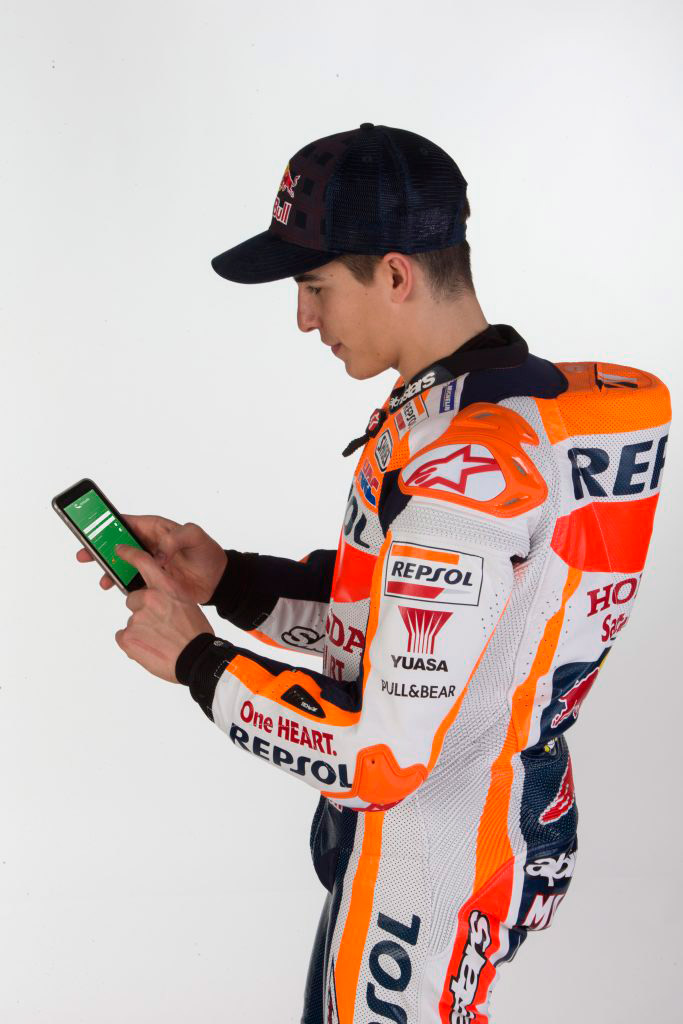 Marc Márquez usando el móvil