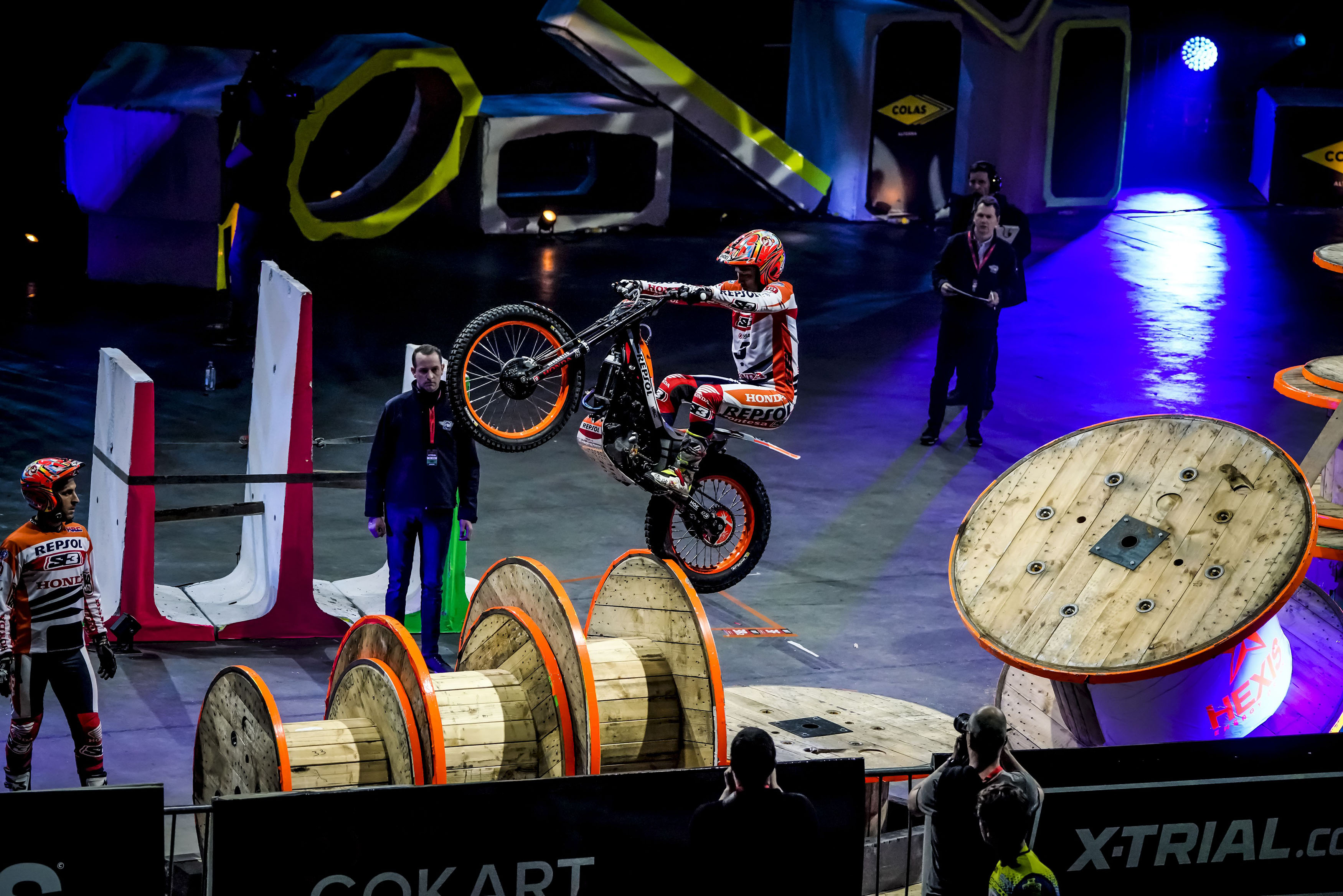 Fujigas sobre un obstáculo en una prueba de Trial indoor