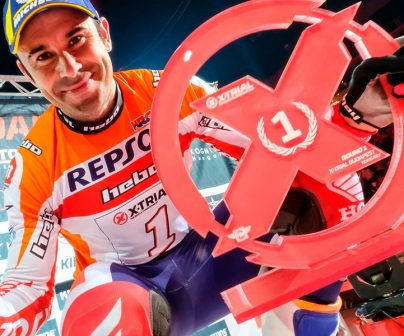 Toni Bou muestra el número 1 y el el trofeo de campeón