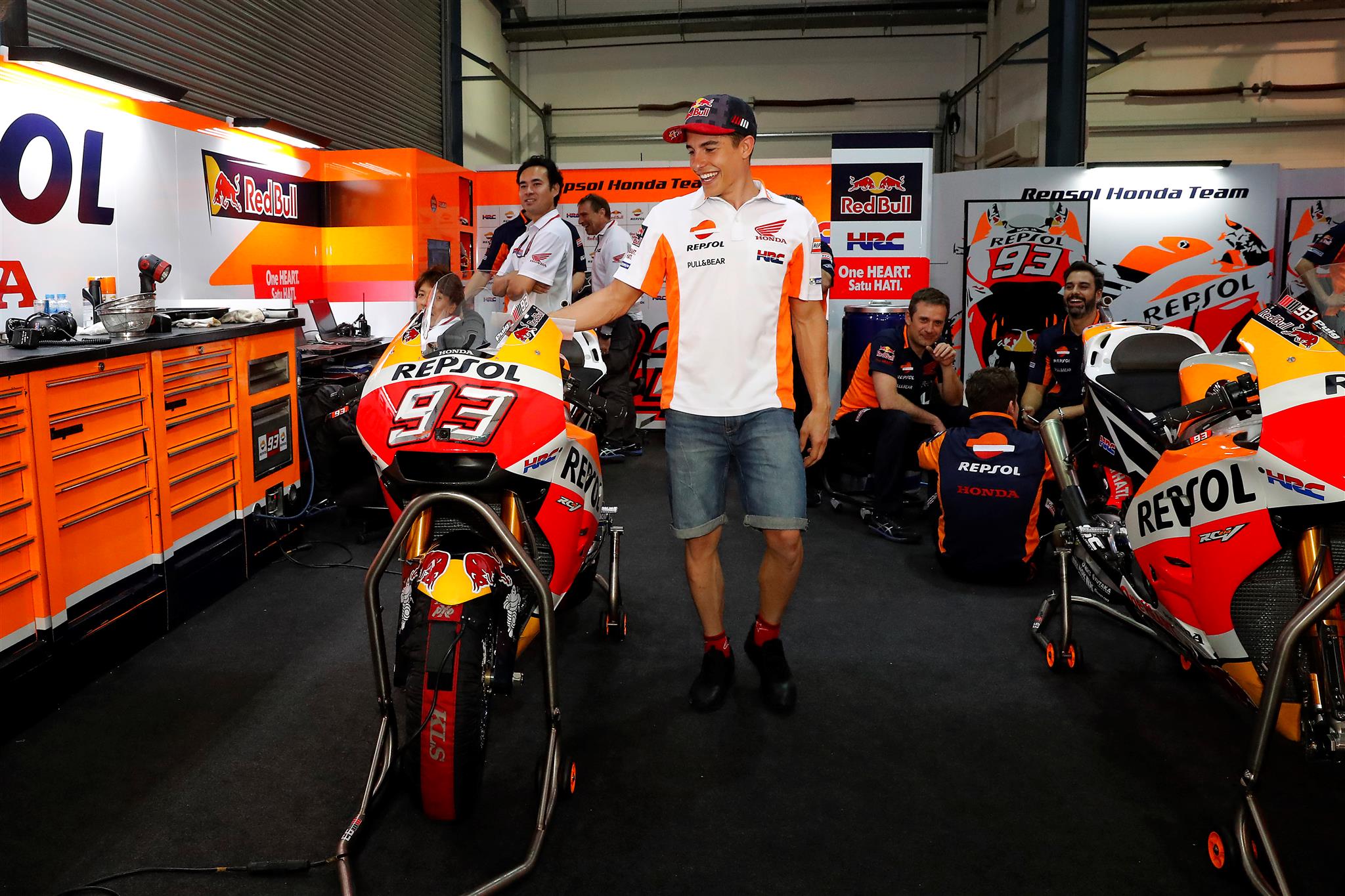 Marc en el box Repsol apoyando mano en el asiento de su MotoGP